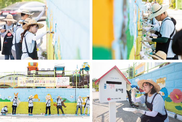 한국우편사업진흥원은 지난 강원 산불로 큰 피해를 입은 고성 지역에 위치한 대진 초등학교에서 <벽화로 나누는 우정이야기> 캠페인을 진행했습니다 - 벽화를 그리는 사람들모습3
