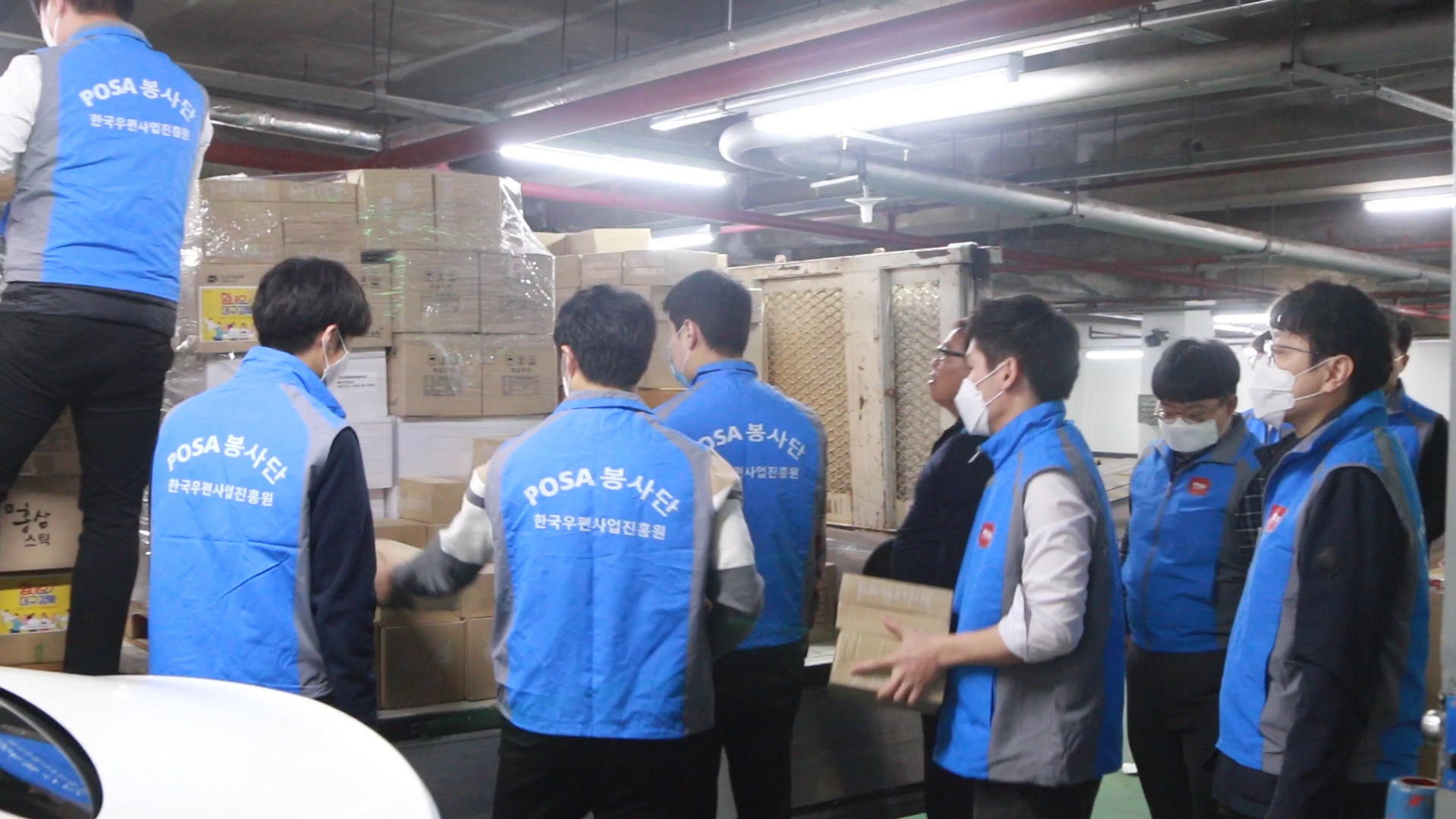 한국우편사업진흥원 직원들(POSA 봉사단)이 기부물품을 경북 재난안전대책본부로 보내기 위해 차에 싣는 모습