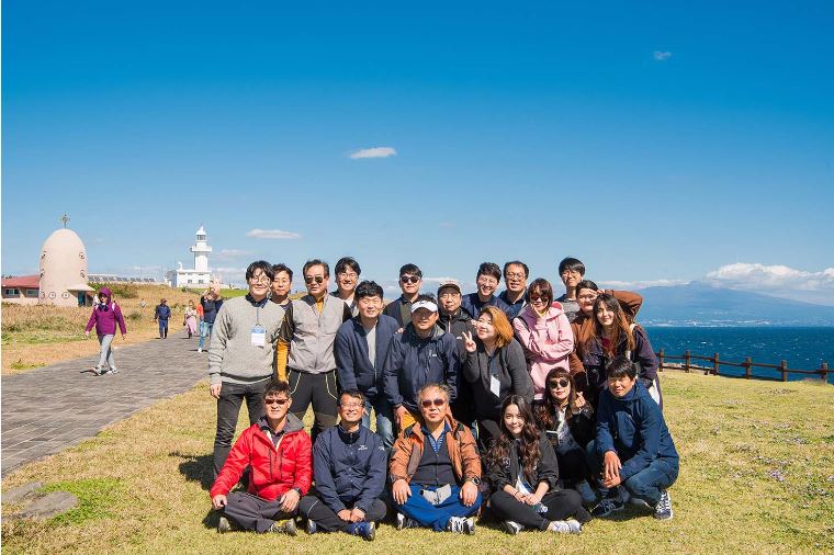 2018년 우체국쇼핑 유공 직원 국내연수(제주도)에서 직원들과 함께 찍은 단체 사진1