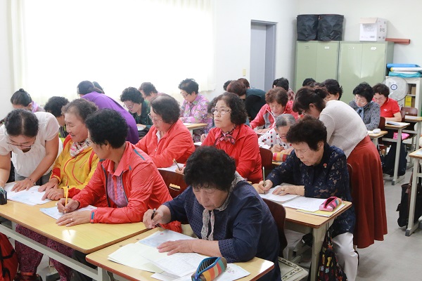 경주에 위치한 경주행복학교,인근 초등학교를 좁은 골목길 사이에 두고 위치한 이 작은 학교는 어르신들 대상으로 한글을 가르쳐주는 문해교육 학교로 올해 교육부로부터 정식 초등학교로 지정받아 약 100여명의 할머니, 할아버지 학생들이 아침부터 가방을 메고와 한글을 배우는 모습