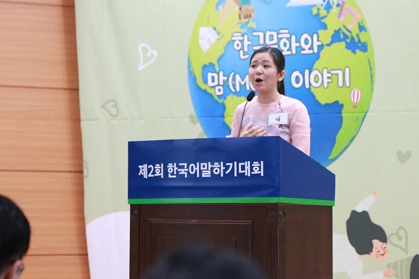 '전국 다문화엄마를 위한 한국어 말하기 대회'에서 말하고 있는 다문화 엄마들의 모습