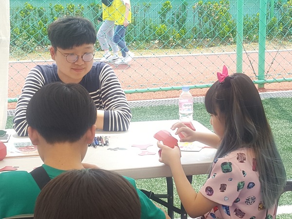 어린이날을 맞아 강원지역 어린이들이 사과우체통 만들기를 하는 모습1