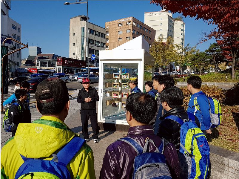 2018년 노사가 함께하는 추계 문화 · 체육행사에서 서울성곽길 걷기 전 직원들이 임정수 원장의 이야기를 듣고 있다