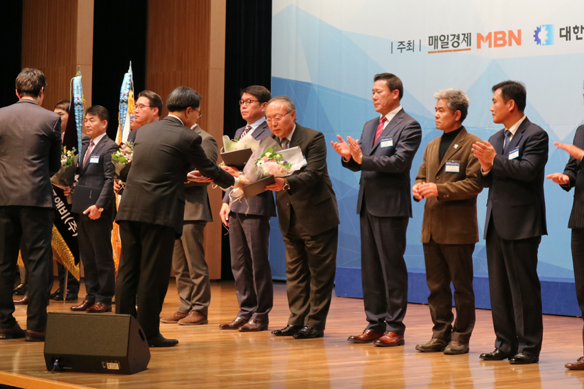제22회 한국유통대상 시상식에서 일자리 창출 및 지역 경제 공헌에 기여한 공로로 산업통상자원부 장관상을 수상하고 있는 모습