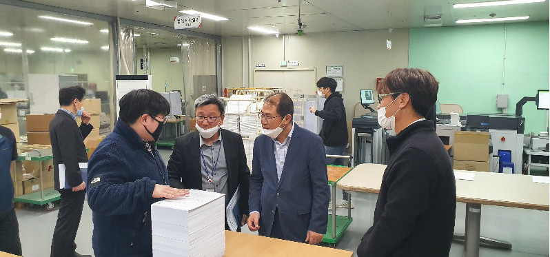민재석 원장님이 동서울제작센터에 방문하여 직원들과 인사하고 있다.
