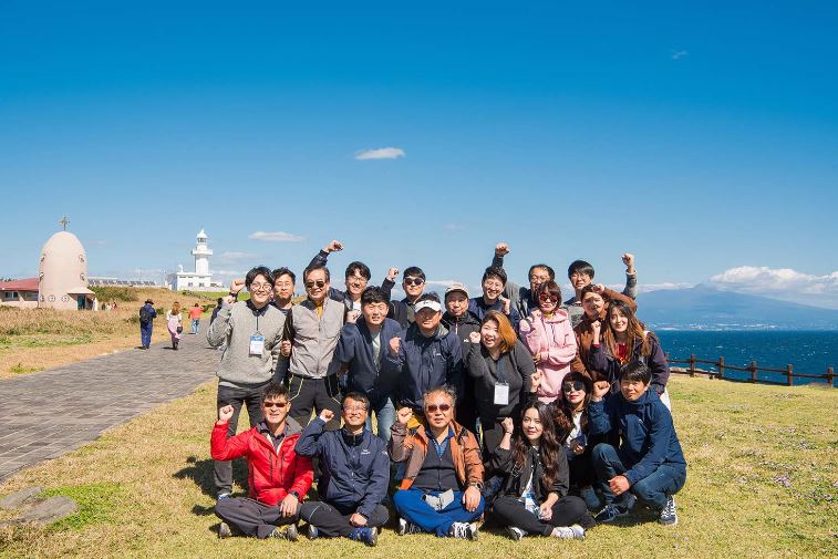 2018년 우체국쇼핑 유공 직원 국내연수(제주도)에서 직원들과 함께 찍은 단체 사진2