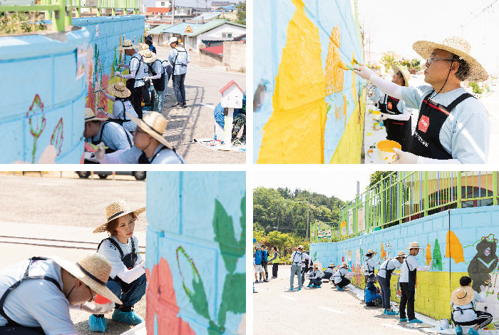 한국우편사업진흥원은 지난 강원 산불로 큰 피해를 입은 고성 지역에 위치한 대진 초등학교에서 <벽화로 나누는 우정이야기> 캠페인을 진행했습니다 - 벽화를 그리는 사람들모습1