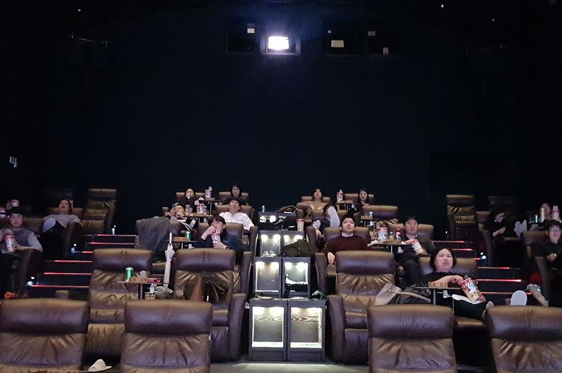 타임스퀘어 CGV 영화관에서 즐겁게 영화를 관람하고 있는 직원들 모습